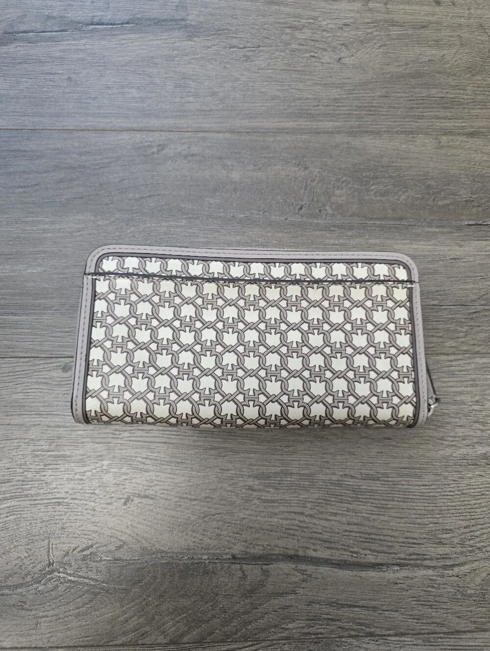 Kate Spade Spade Link Large Continental Wallet in a cream/tan geo pattern